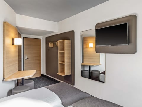 Desk, soundproofing, free WiFi