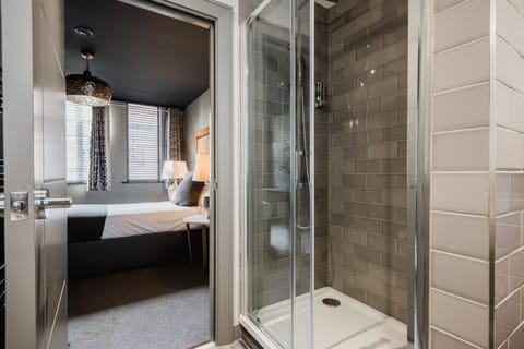 Deluxe Single Room | Bathroom | Shower, rainfall showerhead, hair dryer, towels