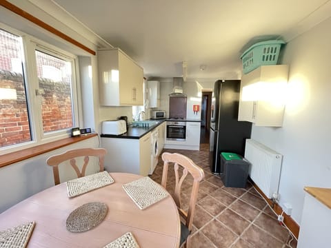 House | Private kitchen | Full-size fridge, microwave, oven, stovetop