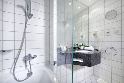 Double Room Single Use | Bathroom | Combined shower/tub, free toiletries, hair dryer, bathrobes