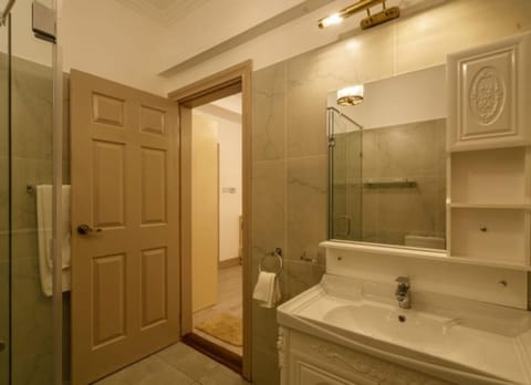 Luxury Double Room | Bathroom | Shower, rainfall showerhead, free toiletries, hair dryer