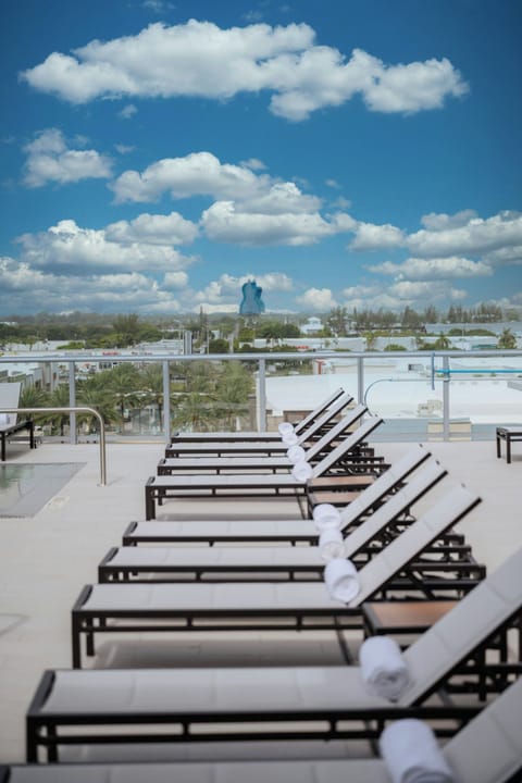 Outdoor pool, free cabanas, pool umbrellas