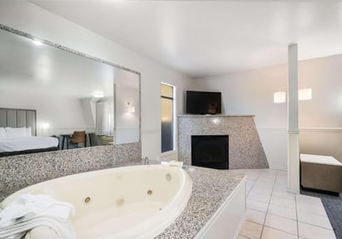 Efficiency, Suite, 1 King Bed, Hot Tub | Bathroom | Free toiletries, hair dryer, towels