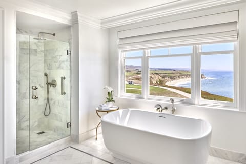 Signature Suite, One Bedroom | Bathroom | Separate tub and shower, designer toiletries, hair dryer, bathrobes