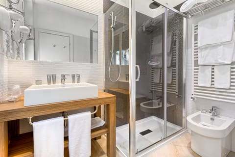 Deluxe Double Room | Bathroom | Free toiletries, hair dryer, bidet, towels