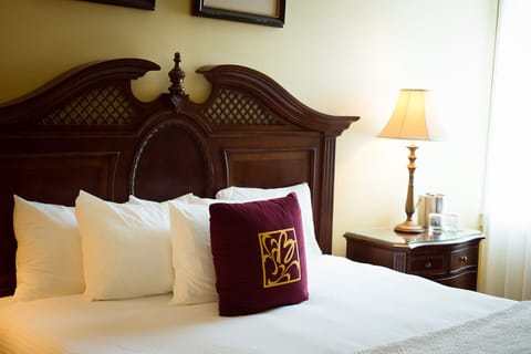 Deluxe Room, 1 King Bed | Premium bedding, desk, iron/ironing board, free cribs/infant beds