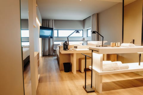 Privilege, Room, 1 King Bed | Minibar, in-room safe, desk, laptop workspace