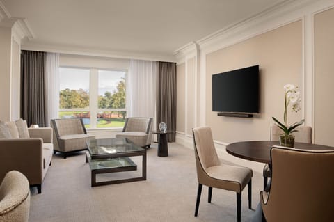 Fairmont, Suite, 1 Bedroom | Hypo-allergenic bedding, minibar, desk, soundproofing