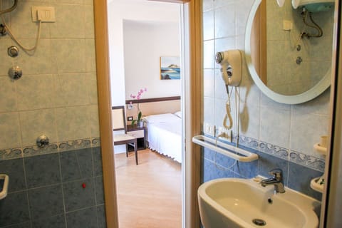 Superior Double Room | Bathroom | Shower, hair dryer, bidet, towels