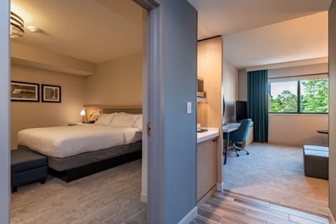 Suite, 1 King Bed | Premium bedding, in-room safe, desk, laptop workspace
