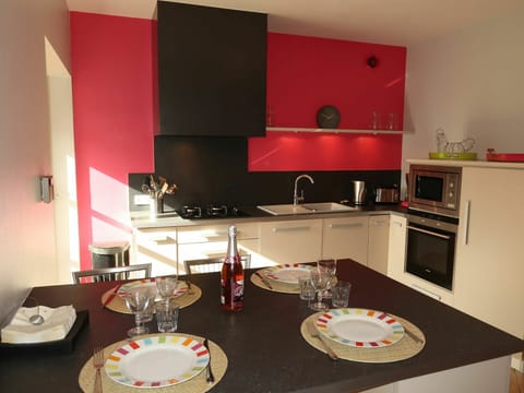 Cabinetry, Table, Furniture, Property, Countertop, Kitchen, Tableware, Interior Design, Tap, Kitchen Appliance