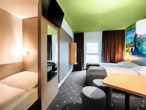 Hypo-allergenic bedding, desk, soundproofing, free WiFi