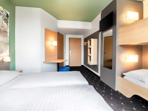 Hypo-allergenic bedding, desk, free WiFi, bed sheets