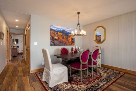 Dining area with seating for 6.