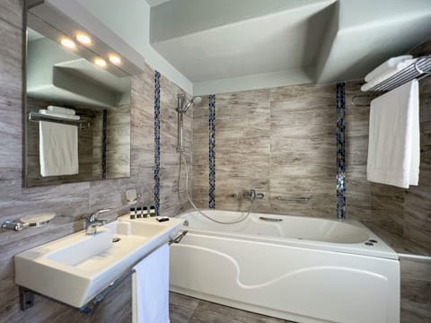 Deluxe Suite, Lanai, Mountain View (Panoramic View) | Bathroom | Bathtub, jetted tub, free toiletries, hair dryer