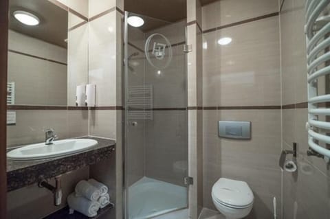 Standard Double or Twin Room | Bathroom | Hair dryer, towels, soap, toilet paper