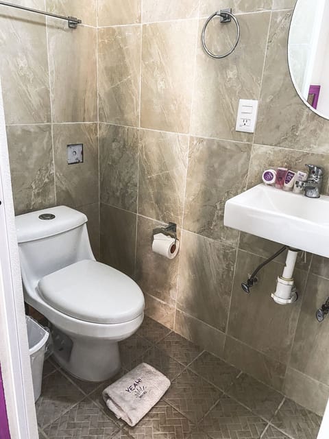 Basic Double Room (Sencilla) | Bathroom | Shower, rainfall showerhead, towels, soap