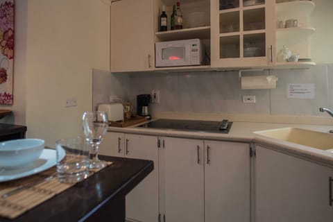 Comfort Suite | Private kitchen | Stovetop, cookware/dishes/utensils