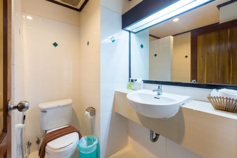 Two-Bedrooms Deluxe Family Room | Bathroom | Free toiletries, hair dryer, towels