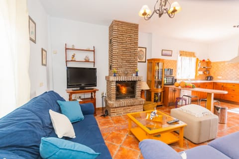 Enjoy the living room of this chalet in Coín