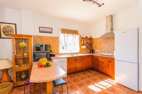 Enjoy the kitchen of this house with a fireplace in Coín