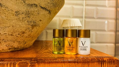 HISARONU 1592 | Bathroom | Shower, free toiletries, hair dryer, slippers