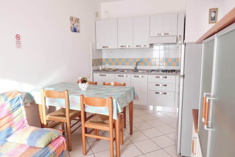 Apartment, 2 Bedrooms | Dining room