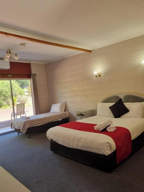Deluxe Twin Room | Desk, iron/ironing board, free WiFi, bed sheets