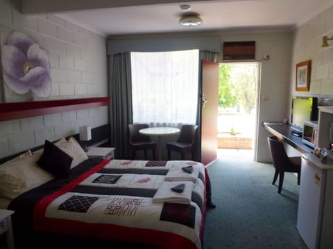 Standard Queen Room | Desk, iron/ironing board, free WiFi, bed sheets