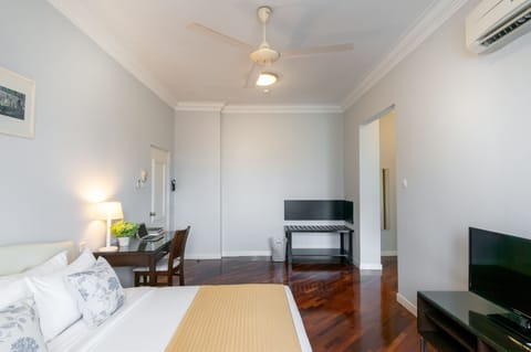 One bedroom suite | In-room safe, desk, laptop workspace, blackout drapes