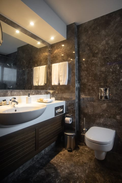 Junior Suite, City View | Bathroom | Combined shower/tub, deep soaking tub, rainfall showerhead