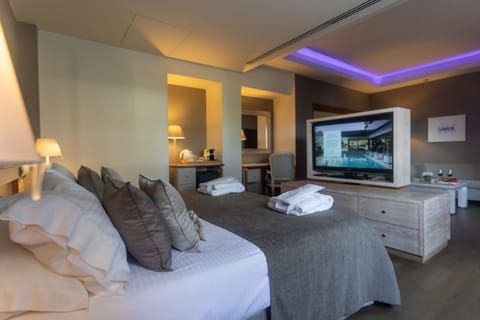 Junior Suite, City View | Egyptian cotton sheets, premium bedding, pillowtop beds, minibar