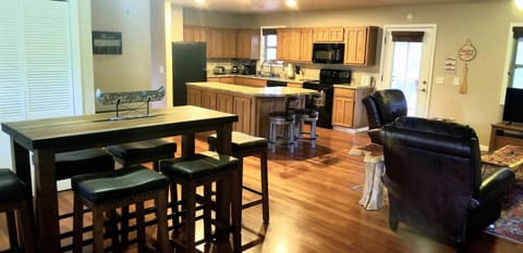 The Rainbow 2 bdrm Dining, Living Room, Kitchen