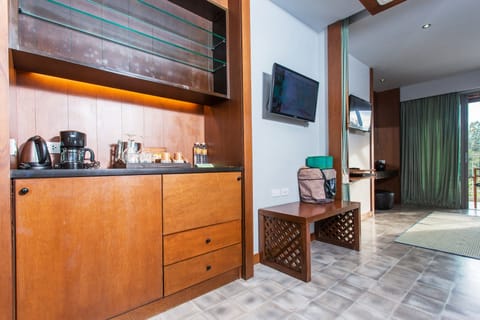 Deluxe Suite Premium | In-room safe, desk, free WiFi, bed sheets