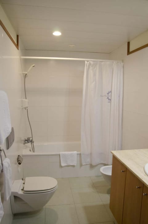 Family Room | Bathroom | Combined shower/tub, free toiletries, hair dryer, bidet