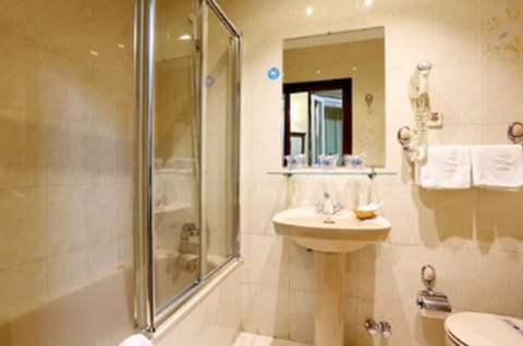 Double or Twin Room | Bathroom | Bathtub, free toiletries, hair dryer, towels