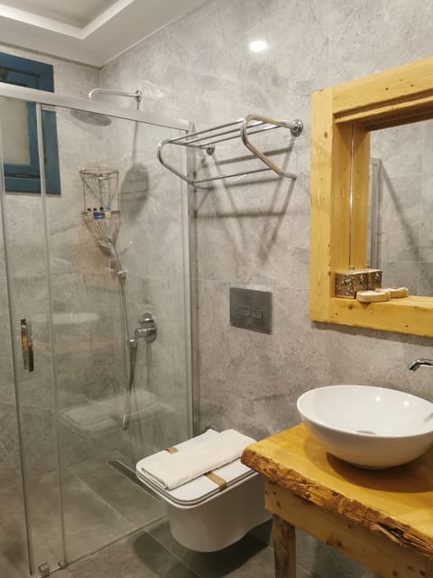 Standard Room, 1 Double Bed, Sea View | Bathroom | Shower, hair dryer, slippers, bidet