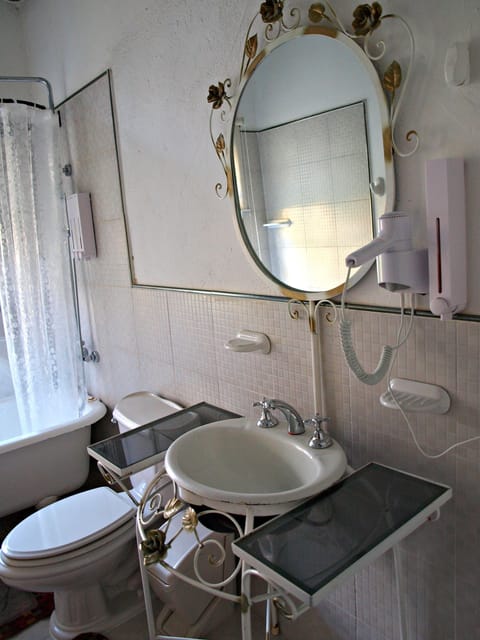 Royal Quadruple Room, 2 Bedrooms | Bathroom | Free toiletries, hair dryer, bidet, towels