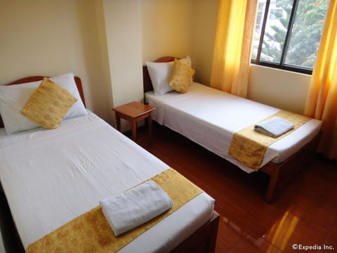 Deluxe Triple Room | Desk, iron/ironing board, free WiFi