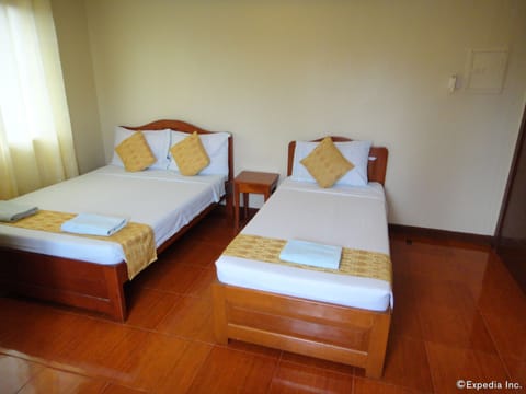 Deluxe Twin Room | Desk, iron/ironing board, free WiFi