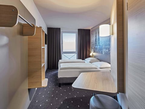 Hypo-allergenic bedding, desk, soundproofing, free WiFi