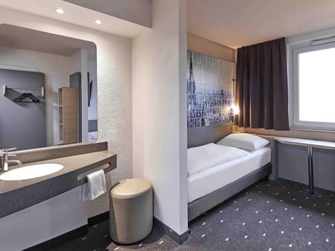 Hypo-allergenic bedding, desk, soundproofing, free WiFi