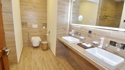 Honeymoon Suite Panorama View | Bathroom | Free toiletries, hair dryer, bathrobes, slippers
