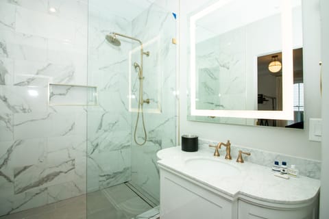 Annex Single King Suite | Bathroom | Shower, rainfall showerhead, free toiletries, hair dryer
