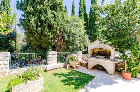 Apartment (One-Bedroom Apartment with Terrace (2) | BBQ/picnic area