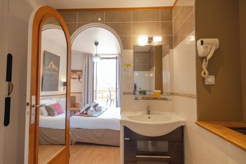 Classic Room | Bathroom | Free toiletries, hair dryer, towels, soap