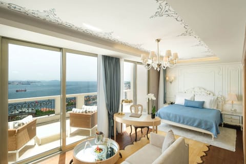 Terrace Suite with Bosphorus View Lounge Access | Minibar, in-room safe, desk, blackout drapes