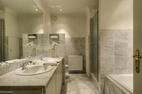 Romantic Suite | Bathroom | Separate tub and shower, free toiletries, hair dryer, slippers