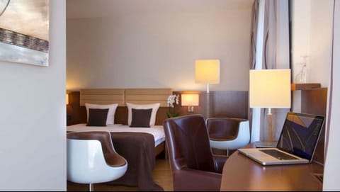 Classic Double Room | Hypo-allergenic bedding, free minibar, desk, laptop workspace
