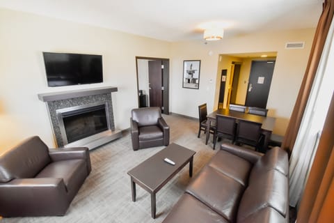 Executive Suite | Living room | 40-inch LED TV with cable channels, TV